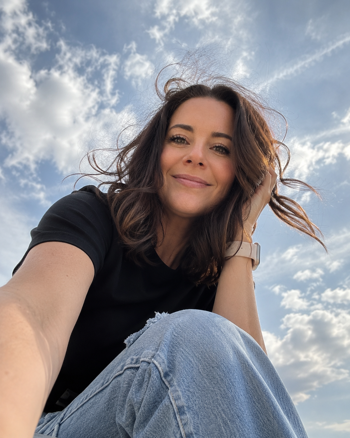 Mélanie Lavigueur en portrait extérieur, souriante